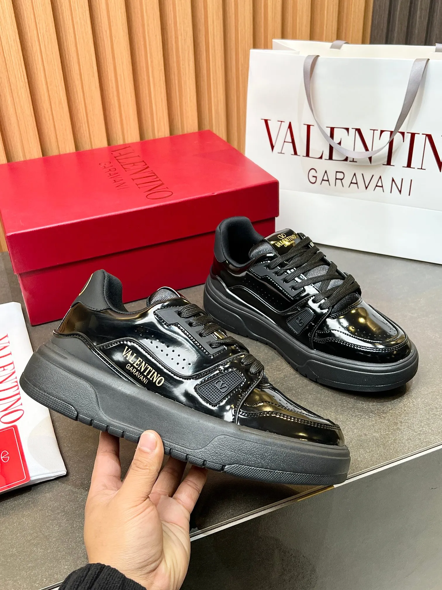 👟👟Ex-factory price 680👟👟 𝑽𝒂𝒍𝒆𝒏𝒕𝒊𝒏𝒐Valentino 𝑶𝒏𝒆𝑺𝒕𝒖𝒅 Couple's sneaker series Valentino 2025 latest couple's sneakers same style for celebrities Hot sale. The original ZP was purchased and dismantled. Repeated printing and modification. Trying to restore the original version 1:1! Top luxury masterpiece, soft and comfortable, combining fashion and leisure, bringing excellent and elegant texture and excellent on-foot comfort. Top purchasing version upper: imported calfskin surface/original oil edge craftsmanship. Lining: water-dyed cowhide lining. Outsole: original development 𝐓𝐏𝐔 two-color combination outsole. Packaging: original configuration complete package. Code number: 34-44